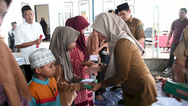 Hari jadi ke-82 tahun Desa Tulungsari Kecamatan Sukamaju berlangsung meriah, pada Senin (7/8/2023). Pada kegiatan itu Bupati Luwu Utara Indah Putri Indriani memberikan santunan kepada anak yatim.