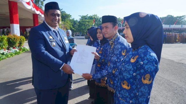 Pegawai Pemerintah dengan Perjanjian Kerja (PPPK) Maros Formasi 2022 tenaga guru dan teknis resmi menerima SK, Senin (14/8/2023) di Lapangan Pallantikang Maros.