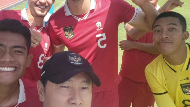 Momen Shin Tae-yong Selfie Bersama Pemain Timnas U-23, Yakin Lolos Piala Asia?