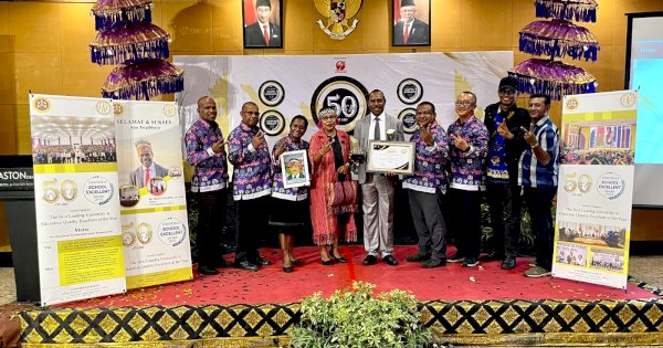 Rektor Universitas Papua Meky Sagrim Raih Penghargaan Pendidikan di Bali