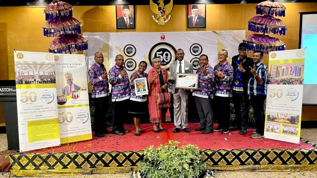 Rektor Universitas Papua Meky Sagrim Raih Penghargaan Pendidikan di Bali