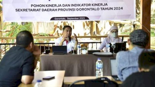 Penjabat Sekdaprov Gorontalo Budiyanto Sidiki saat menghadiri rapat Finalisasi Pohon Kinerja dan Indikator Kinerja tahun 2024, di resto Bohulocamp, Kecamatan Dulamayo, Kabupaten Gorontalo, Sabtu, (2/9/2023).