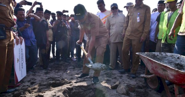 Di Akhir Masa Jabatan, Andi Sudirman Lakukan Peletakan Batu Pertama Pembangunan Tanggul Penahan Abrasi di Takalar