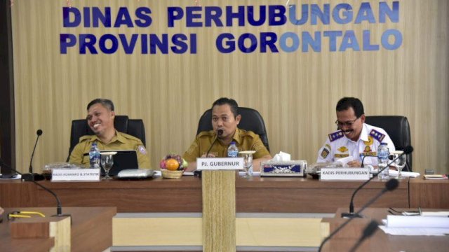 Penjabat Gubernur Gorontalo Ismail Pakaya saat menggelar Rapat Koordinasi di Dinas Perhubungan serta Dinas Kominfo dan Statistik, Selasa (5/9/2023).