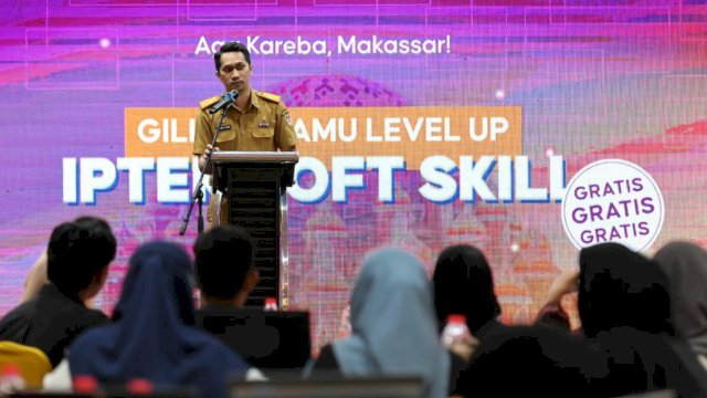 Kepala Dinas Pemuda dan Olahraga (Kadispora) Makassar, Andi Patiware saat membuka Pelatihan IPTEK SOFT SKILL 2023 di Hotel Swiss Bell, Lokasi Makassar, Selasa (5/9/2023). 