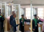 Viral Mahasiswa Wisuda Sendirian di Ruangan Rektorat, Alasannya Bikin Heran 