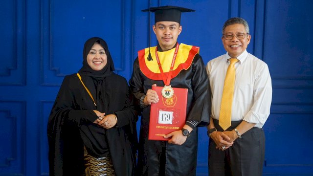 Selamat, Putra Bungsu Taufan Pawe Raih Gelar Sarjana Hukum di Unhas