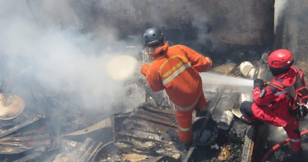 Kebakaran di Barukang Hanguskan 6 Rumah Warga, Damkar Kirim 14 Unit Armada 