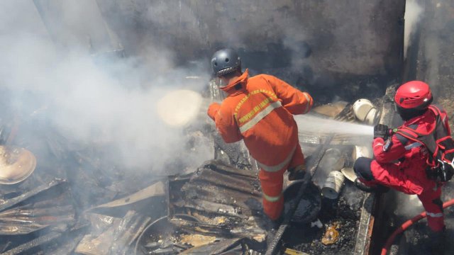 Personil Damkar Makassar melakukan penyiraman saat terjadi kebalaran di Jl Barukang Utara, Lorong 15, Kelurahan Cambaya, Kecamatan Ujung Tanah, Jumat (8/9/2023). (ist) 