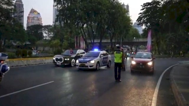 Sebuah mobil patwal polisi menerobos jalur rombongan delegasi KTT ASEAN di kawasan Semanggi, Jakarta. (Twitter @MurthadaOne1)