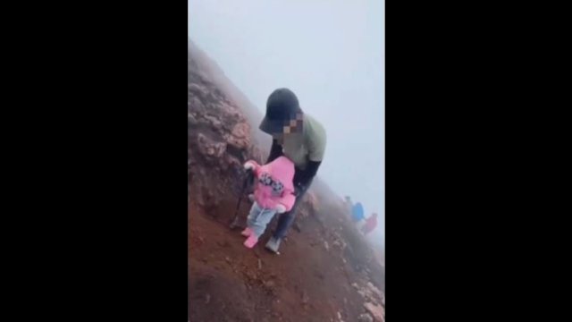 Momen balita 2 tahun naik Gunung Kerinci bersama ayahnya. (Instagram @fakta.indo)