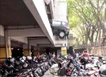 Tabrak Pembatas Parkiran, Sebuah Mobil Nyaris Jatuh dari Lantai 2