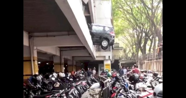 Tabrak Pembatas Parkiran, Sebuah Mobil Nyaris Jatuh dari Lantai 2