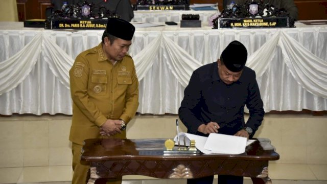 Penandatanganan persetujuan Propemperda oleh Ketua DPRD Provinsi Gorontalo Paris RA Jusuf disaksikan Penjagub Ismail Pakaya.