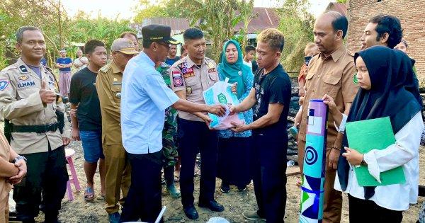 Kunjungi Korban Kebakaran, Pj Bupati Takalar Setiawan Aswad Serahkan Bantuan 