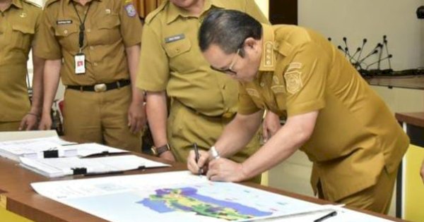 Penjagub Ismail Pakaya Teken Revisi Ranperda RT/RW Provinsi Gorontalo