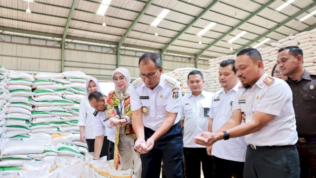 Wali Kota Makassar Moh Ramdhan Pomanto saat menghadiri Pengadaan Cadangan Beras Pemerintah Kota Makassar kerja sama antara Perum Bulog Cabang Makassar dan Dinas Ketahanan Pangan Kota Makassar, di Gudang Bulog Makassar, Rabu (13/09/2023).