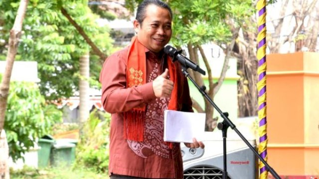 Penjagub Gorontalo Ismail Pakaya memberikan arahan pada pembukaan seminar dan workshop Bangga Budaya Indonesia di Rumah Adat Dulohupa, Kota Gorontalo, Kamis (14/9/2023).