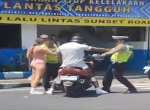 Bule Tak Terima Ditilang Hingga Nekat Dorong Polisi