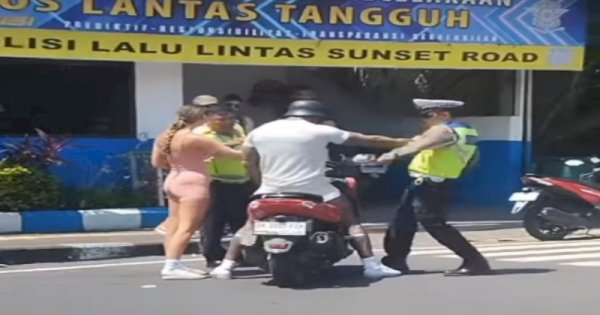 Bule Tak Terima Ditilang Hingga Nekat Dorong Polisi