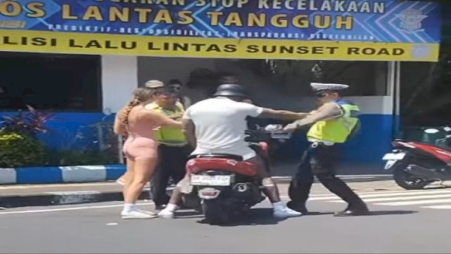Momen bule mendorong polisi saat ditilang. (Instagram @punapibali)