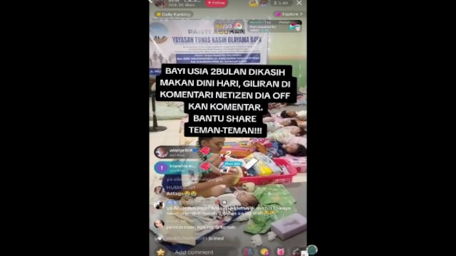 Momen petugas panti asuhan di Medan menyuapi bayi dua bulan dengan bubur. (Twitter @tanyarlfess)