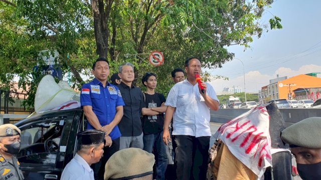 Mahasiswa dari empat lembaga kemahasiswaan menggelar berunjukrasa di Kantor DPRD Provinsi Sulsel dan menolak PT.Antam mengelola tambang di Luwu Timur (Lutim) ex PT.Vale, Rabu (20/9/2023). 