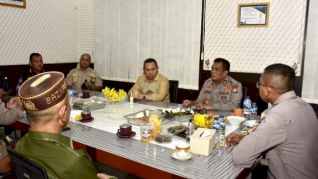 Penjabat Gubernur Gorontalo Ismail Pakaya saat melakukan pertemuan dengan Kapolda Gorontalo Irjenpol Angesta Romano Yoyol, Danrem 133/NW Brigjen TNI Totok Sulistyono dan Bupati Pohuwato Saipul Mbuinga pasca terjadi pengeusakan kantor bupati Pohuwato oleh massa pendemo. 