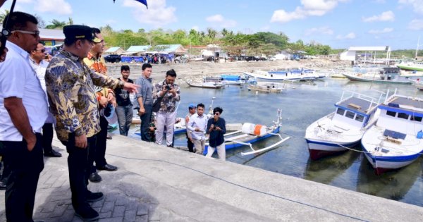 Pemprov Sulsel Serahkan Bantuan 8 Unit Kapal Nelayan di Bulukumba