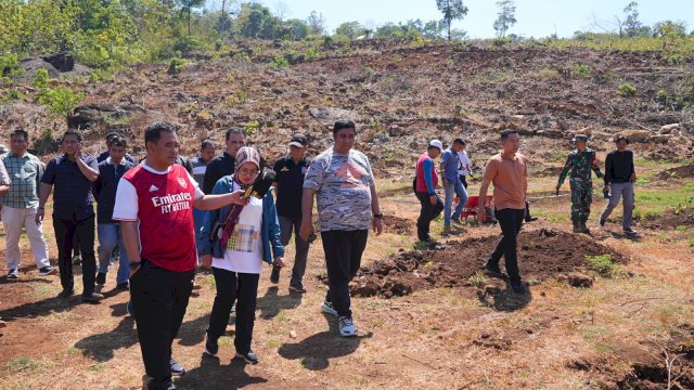 Penjabat Gubernur Sulsel, Bahtiar Baharuddin didampingi Bupati Maros, Chaidir Syam, meninjau perkebunan warga yang ada di Desa Toddopulia, Kecamatan Tanralili, Kabupaten Maros, Sabtu, 23 September 2023