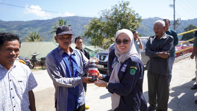 Pemda Lutra Salurkan Bantuan Bibit Ke Petani, Indah Harap Rongkong jadi Daerah Penghasil Cabai