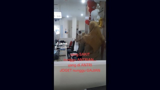 Pegawai puskesmas sedang asyik johet saat ada antrean pasien. (TikTok @Waligeseng17)