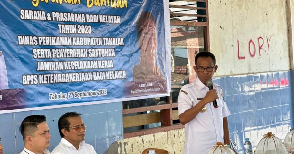 Serahkan Bantuan Nelayan, Pj Bupati Takalar Harap Hasil Tangkapan Meningkat