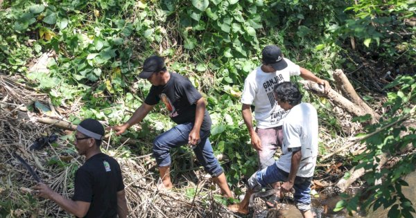 Di Bulukumba, Relawan Petebu Ganjar Bersihkan Sungai dan Jalan Umum di Sela Kegiatan Sosial