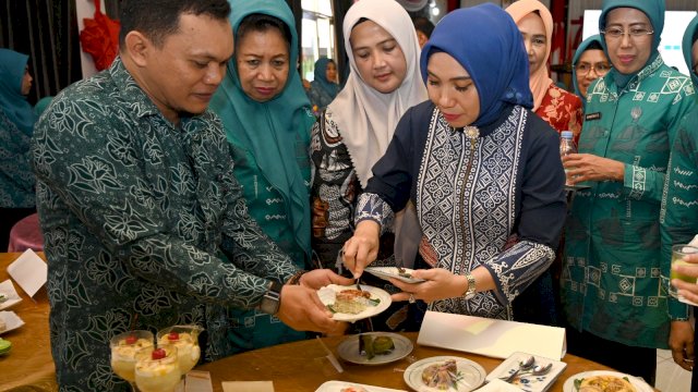 Sofha Marwah Apresiasi Menu Pangan Lokal Berbahan Dasar Pisang Kreasi TP PKK Enrekang