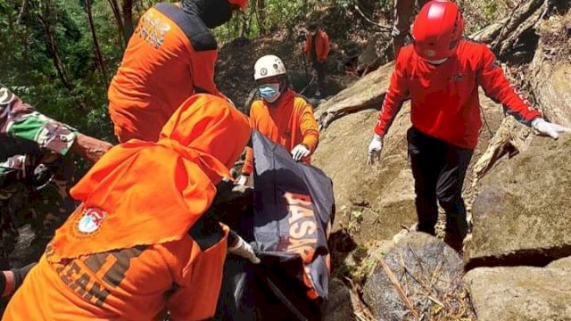 Tim SAR Gabungan saat mengevakuasi jenazah Fitrah Perdana (24) yang ditemukan di Gunung Bulu Sonrongan Desa Parenreng Kecamatan Segeri Kabupaten Pangkep, Jumat (1/9/2023). (foto: Basarnas Makassar) 