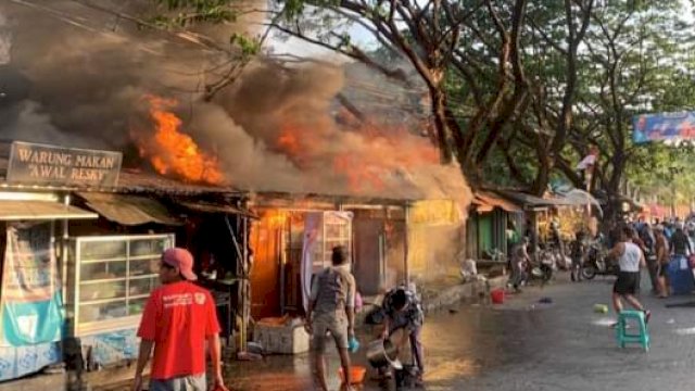 Penampakan lapak pedagang yang terbakar di Jalan Pajjaijang, Kelurahan Sudiang Raya, Kecamatan Biringkanaya, Kota Makassar, Senin (14/8/2023). (foto: Istimewa) 