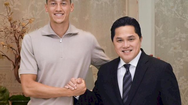 Salah satu pemain Serie B Liga Italia, Jaz Idzes ke Indonesia, pada Rabu (6/9/2023). Lelaki berusia 23 tahun itu bertemu dengan Ketua Umum PSSI, Erick Thohir. (Istimewa) 