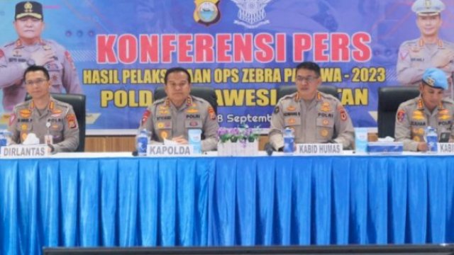 Kapolda Sulsel Irjen Pol Drs. Setyo Boedi Moempoeni Harso saat memimpin evaluasi pelaksanaan Operasi Zebra Pallawa di Mako Ditlantas Polda Sulsel, Senin (18/9/2023).