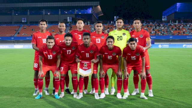 Starting eleven Timnas Indonesia U-24 saat melawan Timnas Kirgizstan U-24 di laga pembuka Grup F, Cabor sepakbola Asian Games 2023. (foto: PSSI) 