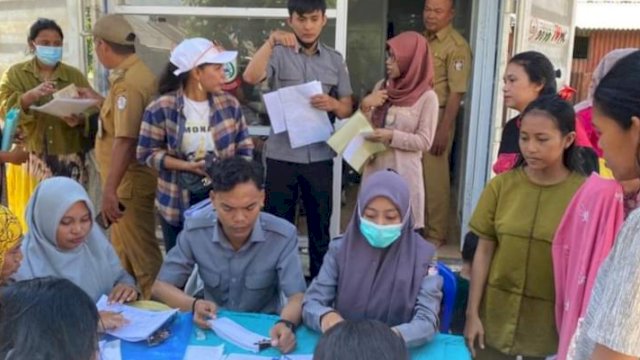 Dinas Kependudukan dan Pencatatan Sipil (Disdukcapil) Makassar menggelar pelayanan langsung berupa penerbitan Akta Kelahiran dan Akta Kematian bagi masyarakat di kelurahan Kaluku Bangkoa, Kecamatan Tallo, Selasa (14/08/2023).