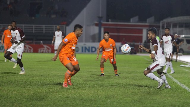 Bernardo Tavares Protes Soal Penalti Borneo FC, Wasit: Headset Tidak Berfungsi 