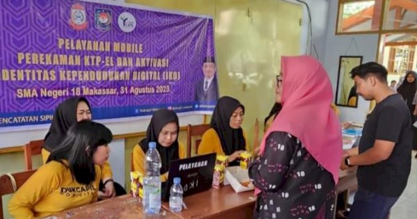 Upaya Jemput Bola, Disdukcapil Makassar Gelar Perekam KTP Elektronik di SMAN 18 