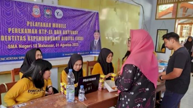 Dinas Kependudukan dan Pencatatan Sipil (Disdukcapil) Makassar melaksanakan Upaya Jemput Bola dengan mendatangi SMAN 18 Makassar, untuk melakukan perekaman KTP Elektronik sekaligus Aktivasi Identitas Kependudukan Digital (IKD) terhadap siswa-siswi pada Kamis (31/8/2023).