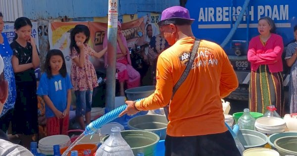 Bukan Jalan Sehat, Caleg Gerindra Ini Pilih Salurkan Air Bersih ke Warga yang Membutuhkan