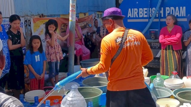 Bukan Jalan Sehat, Caleg Gerindra Ini Pilih Salurkan Air Bersih ke Warga yang Membutuhkan