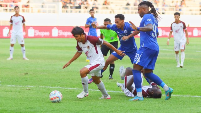 Kapten PSM Makassar, M Arfan memenangi perebutan bola saat melawan PSIS Semarang pada laga pekan 14 Liga 1 2023-2024 di Stadion Jatidiri Semarang, Sabtu (30/9/2023). (foto: Offical PSM) 