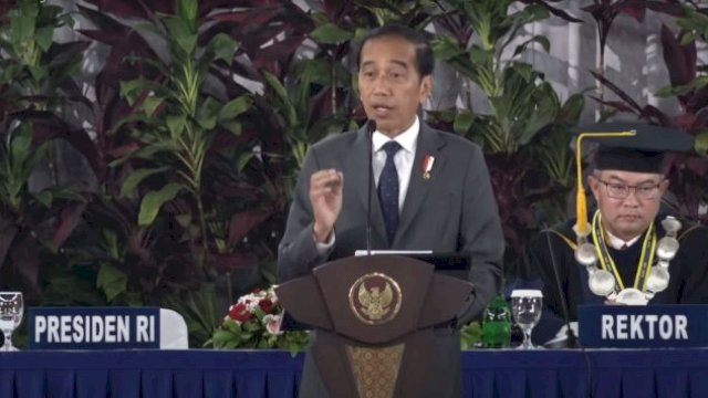 Presiden RI Jokowi dalam pidatonya di Sidang Terbuka Dies Natalis ke-60 Institut Pertanian Bogor (IPB), di Kampus IPB, Kabupaten Bogor, Provinsi Jawa Barat, Jumat (15/9/2023). (foto: Sekretariat Kabinet) 