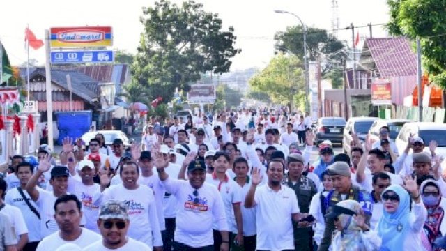 Pelaksanaan Gerakan Sulsel Anti Mager yang dilepas langsung oleh Gubernur Sulsel, Andi Sudirman Sulaiman didampingi Bupati Bone, A. Fahsar M. Padjalangi di Titik Nol, Lapangan Merdeka, Kabupaten Bone.