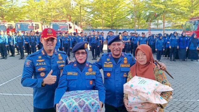 Dua pejabat Dinas Pemadam Kebakaran dan Penyelamatan (Damkar) Kota Makassar memasuki masa purna bakti. 